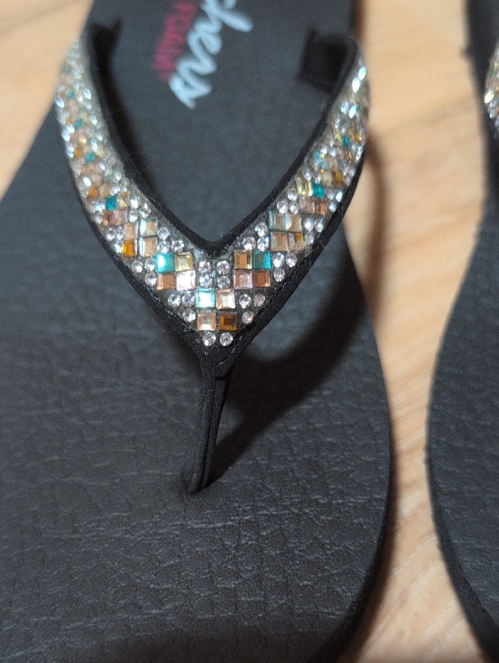Skechers Yoga Foam Black Flip Flops with Glitter Straps - Picture 3 of 7